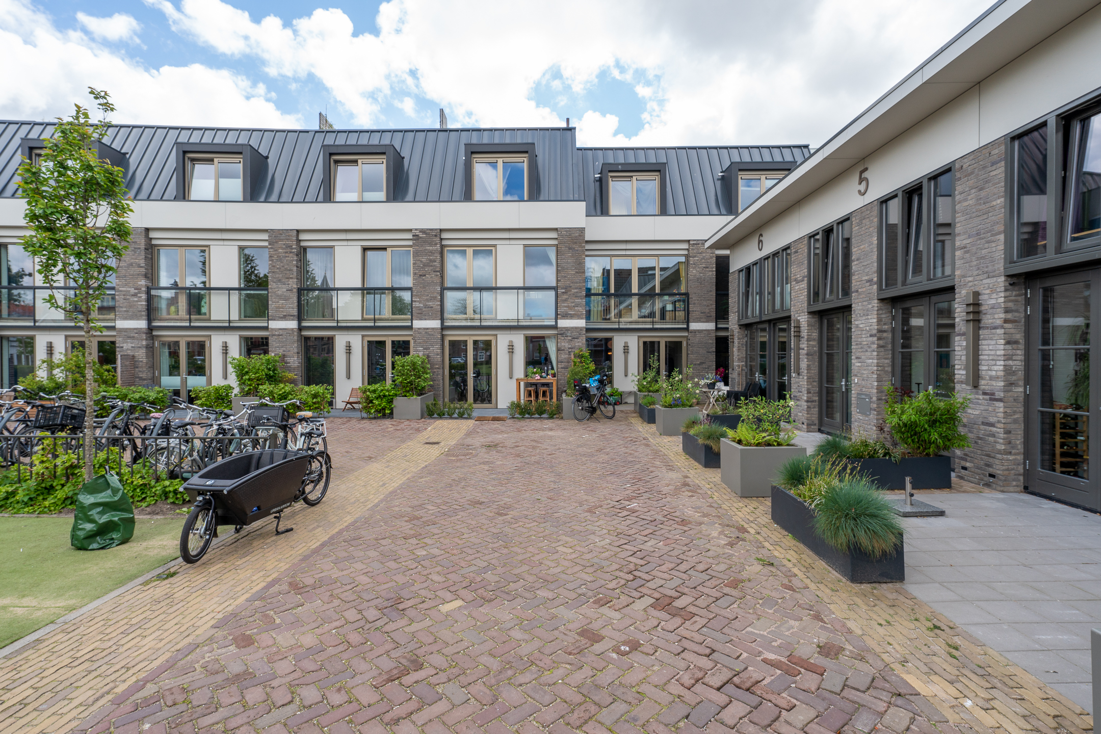 Dit is een afbeelding van het project "Harmonie" in Alkmaar, waar een voormalige bioscoop is omgetoverd tot stadswoningen – een historisch en architectonisch interessant project.