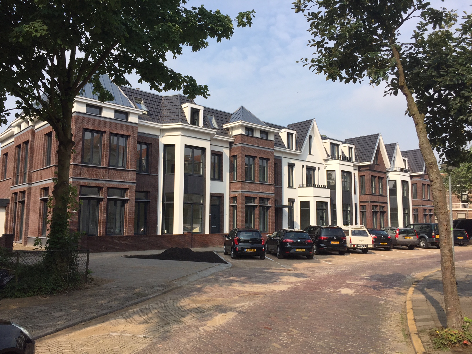 Nieuwbouwproject Nieuwe Emma Alkmaar met klassieke woningen en parkeervoorzieningen.