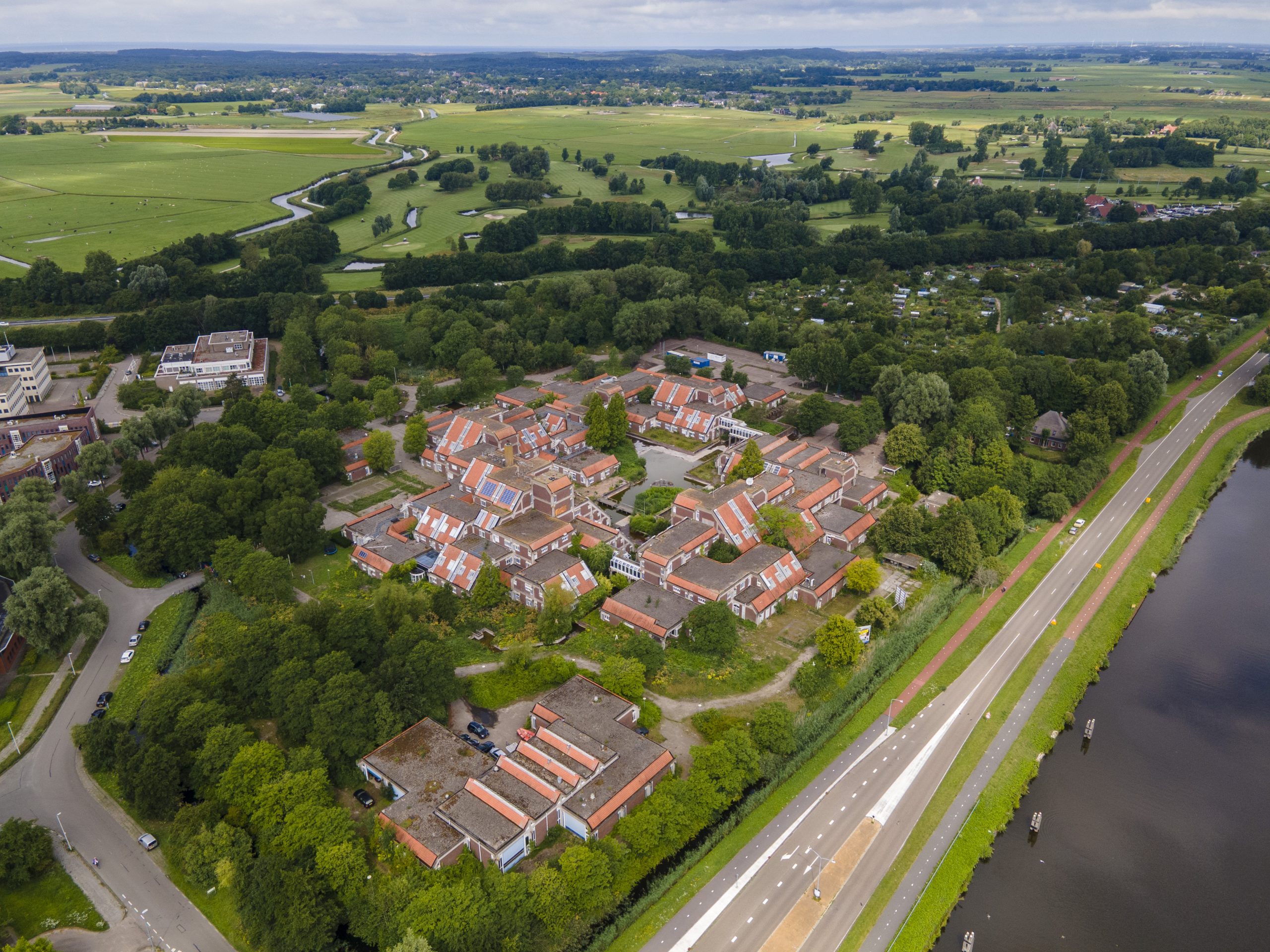 Groene woonwijk Pendorp in Alkmaar met waterpartijen en een ontwerp geïnspireerd op Mien Ruys en Abe Bonnema